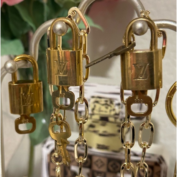 Louis Vuitton lock and key with unbranded gold chain double wrapped, original - Picture 11 of 14
